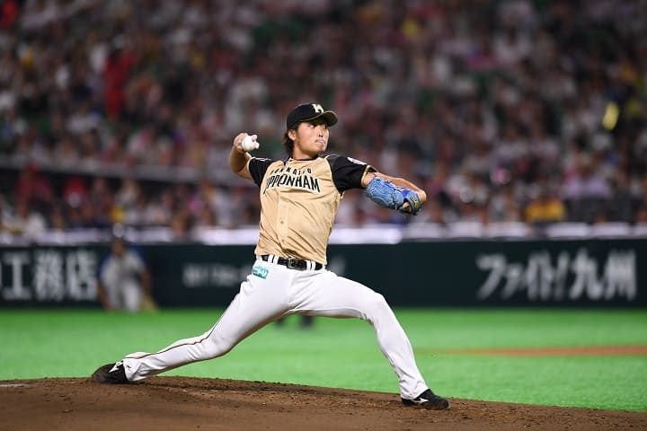 マウンドで投球する投手